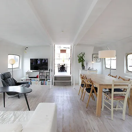 Houseboat Botel 3*