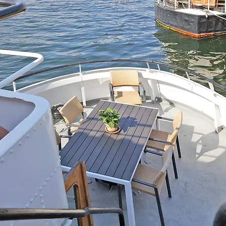 Houseboat Πλωτό κατάλυμα