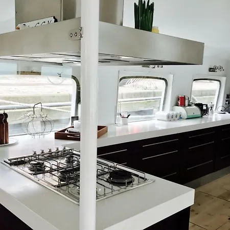 Houseboat Πλωτό κατάλυμα